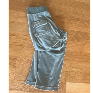 Juicy couture Byxor - Juicy couture Byxor i grönt. Köpt själv begagnade men dom passade inte. Storlek xs. 400kr vid snabb affär.  