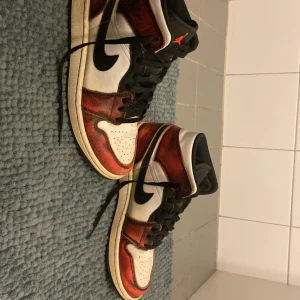 Jordan 1 mid SE V2 - Bra skick förutom sulan som är sliten på ett ställe