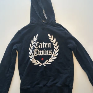 Dsquared hoodie  - Dsquared2 caten Twins hoodie, passar till dig som är 160 lång. Bra skick förutom att den är lite tvättblekt. Nypris 2500.