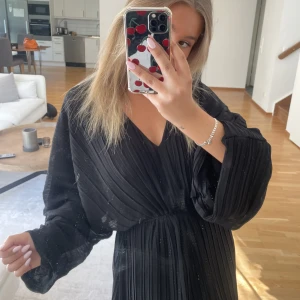 Klänning från zara - Klänning från zara storlek XS. Stor i storleken men går att justera då man knyter i midjan. Använd en gång så i superfint skick. Köpare står för frakt🌸