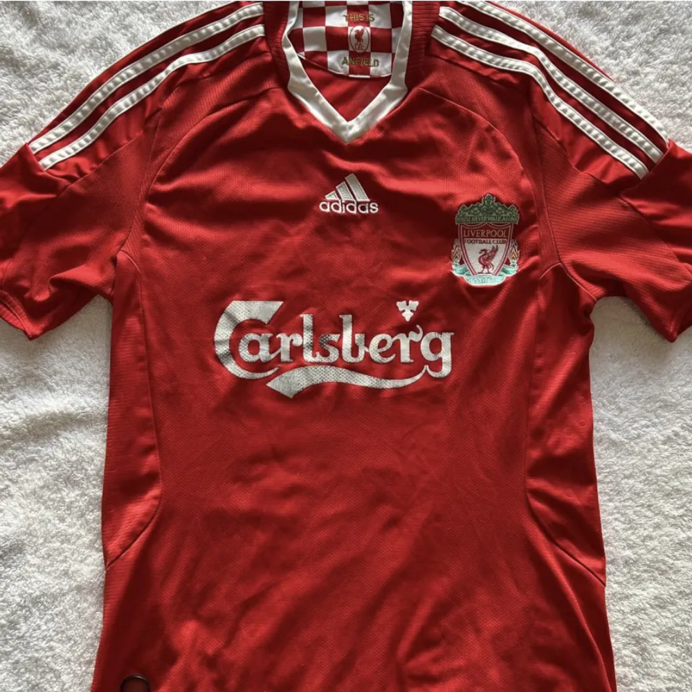 En Liverpooltröja ifrån 2006/07. 8/10skick p.g.a att trycket har försvunnit lite på magen.. T-shirts.