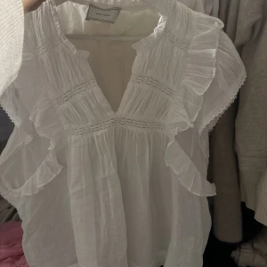 Blus - Säljer min jättefina blus från Neo noir, använd fåtal gånger. 🤍🤍 strl 38, FINNS KVAR