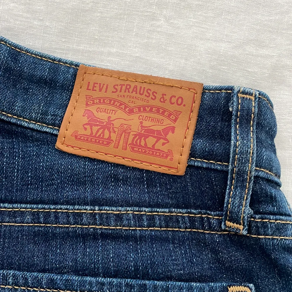 Levi’s jeans i mycket bra skick. Säljes då de inte passar längre.. Jeans & Byxor.