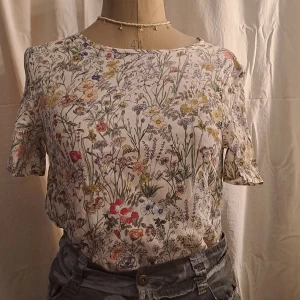 Blommig tröja - Str 36. Med prislappen kvar. 💖 Vid funderingar skicka gärna pm. 😊 Köparen står för frakten. 