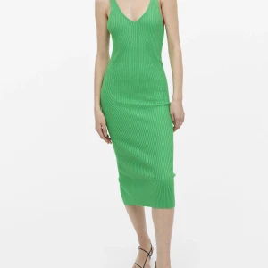 Helt ny midiklänning - Helt ny midiklänning som endast är provad en gång. Storlek L. Stickad i materialet.  Nypris 299:-