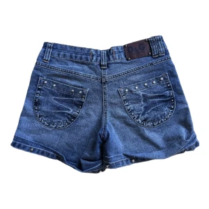Dolce shorts - Så snygga vintage Dolce & Gabbana jeansshorts! Som nya och för små för mig som har storlek 38 / 85cm i midjemått🥲därav har jag inga bilder med dom på