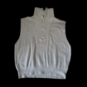 Skickad väst med krage  - Beige skickad väst som har en oversized fit på mig då den är i storlek XL, går alltså att bära även om man har en mindre storlek beroende på hur stor man vill ha den. Den har en hög krage med dragkedja, är i bra skick 🧶