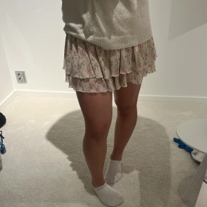 Volangkjol - Somrig kjol från NAKD. Säljer pga att den inte kommer till användning. Väldigt fint skick!