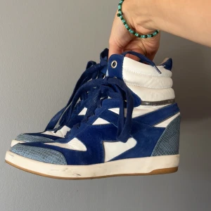 Bronx kilklackar  - Säljer nu dessa tuffa kilklackar från Bronx i befintligt skick. Inget är sönder eller slitet med sulan är en aning smutsig. 🫶