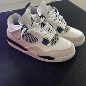 Jordan 4 military black 42 - Säljer mina Jordan 4 military black i exemplariskt skick, låda följer med.