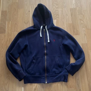 Ralph Luaren Zip - Säljer tröja som är för liten, kom Pm för frågor etc! Bra skick och allt! 