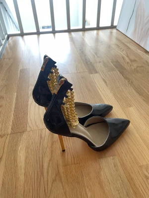 Klackar  - Klackar med guldiga detaljer Använda endast en gång 