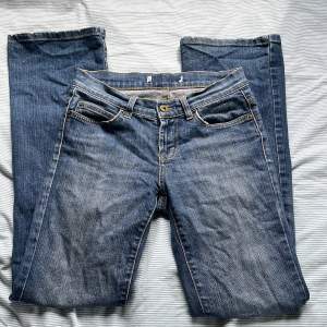 Säljer dessa low waist jeans, dom är secondhand sen innan, inga hål eller något förutom på insidan där jag satte igenom en tråd till midjan, inget som stör eller syns. Lappen är bortklippt så ingen aning vart dom är ifrån men dom är i bra skick💕
