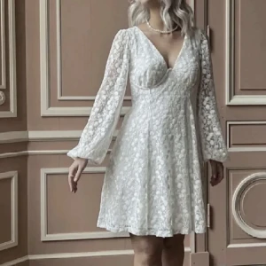 Vit studentklänning - Säljer denna populära klänning från ginatricot som är slutsåld❤️perfekt till t.ex studenten😍använd vid 1 tillfälle🩷inga defekter!!