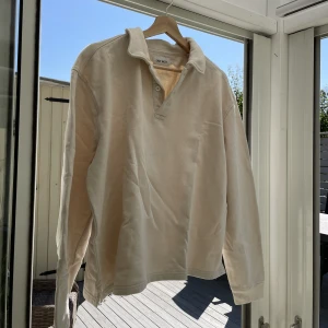 East weast långärmad piké  - Beige långärmad pike - storlek L