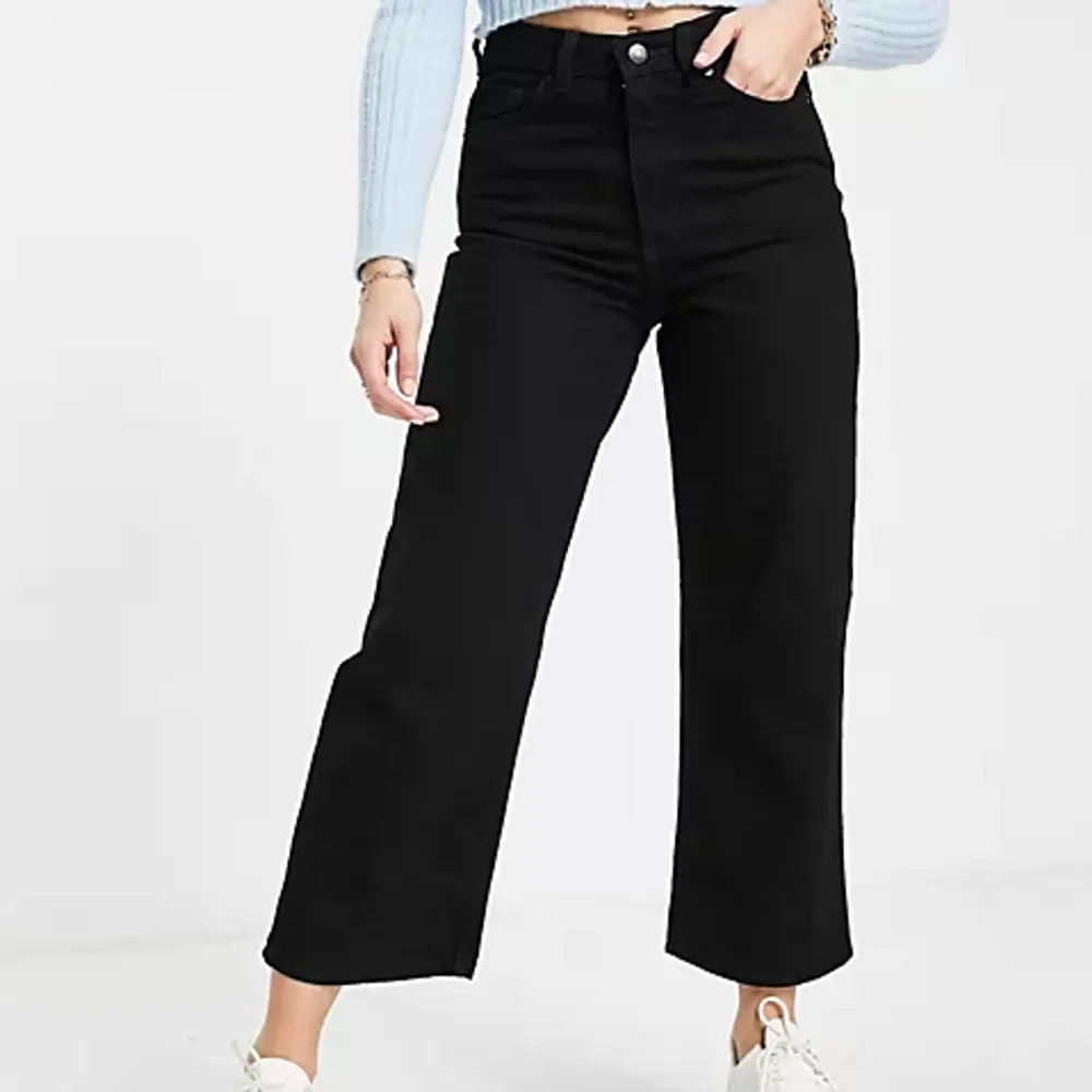 Svarta jeans från Monki, vida ben och kort design. . Jeans & Byxor.
