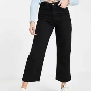 Svarta jeans från Monki, vida ben och kort design. 