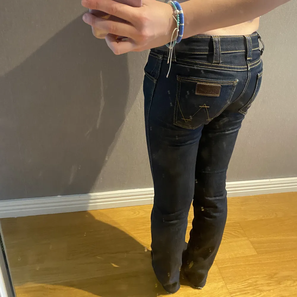 säljer dessa skit snygga jeans som tyvärr är för små var mina favorit jeans  . Jeans & Byxor.