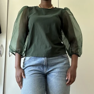 Grön blus - Färg: Mörkgrön Storlek: M