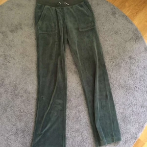 Juicy byxor  - Säljer mina mörkgröna juicy byxor då det ej kommer till användning. Använda i gott skick. Köpta för 100 men säljer för 600 ink frakt💞