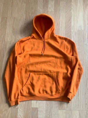 Orange hoodie - Nobrand hoodie som är för stor för mig, två små hål på insidan av mudden längst ned och skulle behöva en tvätt 