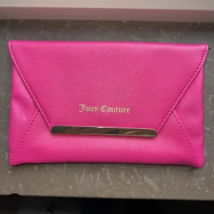 Rosa Juicy kuvertväska  - Oanvänd rosa Juicy kuvertväska.