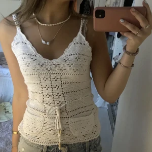 Virkat Linne - Vitt virkat linne med åtdragbara band i midjan! Sjukt fint ❤️😍  (Första bilden är lånad från tjejen som jag köpte det av!!)