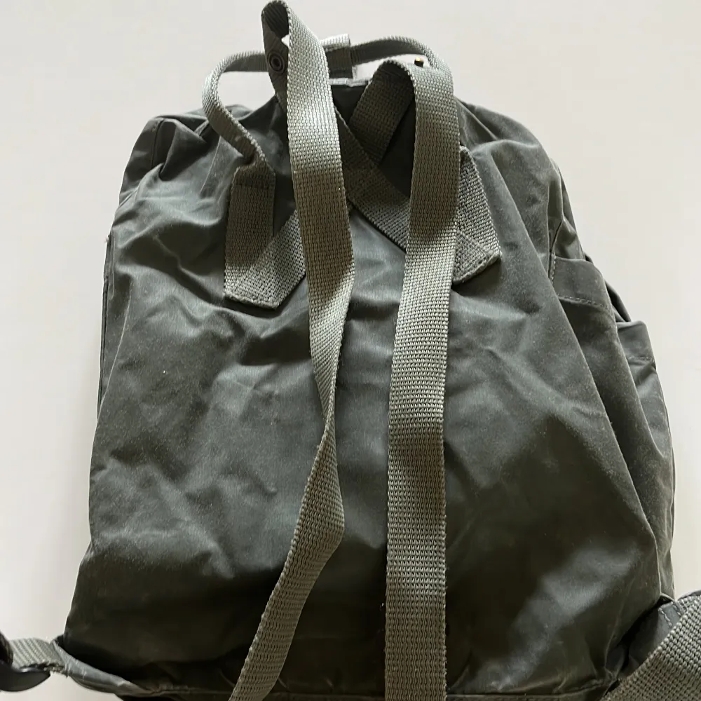 Säljer denna jätte fina ryggsäcken från fjällräven kånken! Den är militärgrön. Perfekt till skolan! Kostar runt 1200kr i nypris säljer för endast 350kr! . Väskor.