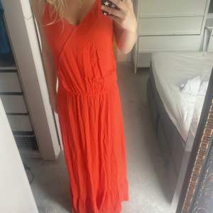 säljer denna superfina långklänning i röd/orange. Är lite för lång för mig som är 165! 