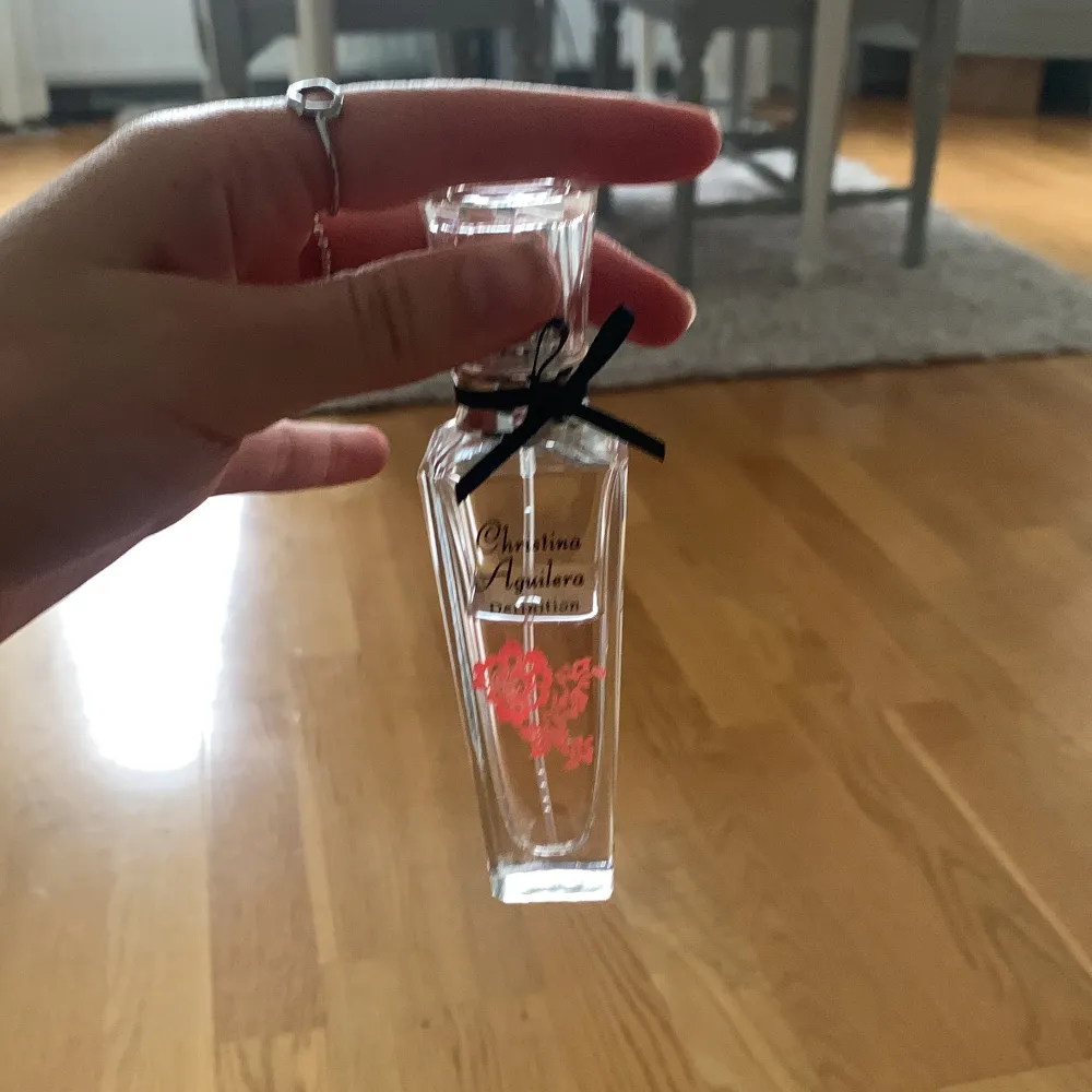 Säljer en av mina favoriter. Super god och varm doft av vanilj. . Perfume.
