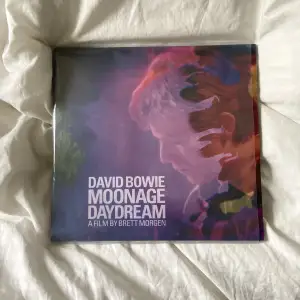 Köpte denna David Bowie Moonlight Daydream a film by Brett Morgen för ett tag sen online som en present men blev aldrig av att jag gav den. Innehåller tre skivor och la också in en beskrivning från hemsidan jag köpte på i bilderna.   Oöppnad, plast kvar