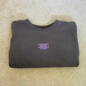 Säljer denna tröjan från Hm med tryck på fram och baksida.