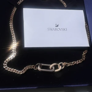 Oanvänt Swarovski halsband ”Dextera necklace” - Smycke från Swarovski i roseguld med knäppe längst fram. Inköpt i februari i år. Aldrig använt. Perfekt gåva till någon!   Nypris: 1950kr