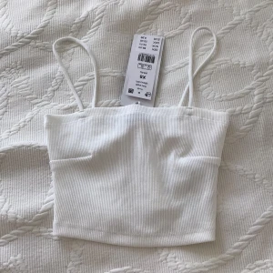 Vit mini topp😻💘 - Supeeersnygg topp från gina! 💞💐 Aldrig använd och lappen är kvar! 😻💘 Köpte den för 89 sek, men säljer nu för 35 sek! 🪩🤘🏼 Storlek XS🫶🏼🫶🏼🫶🏼