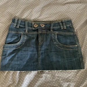 Mini kjol - Säljer denna coola mini kjolen från signal!💕 Har ingen bild när jag har på mig den tyvärr då den är för liten, är i mycket bra skick! Midjemåttet är ca 78 cm och den är 31 cm lång