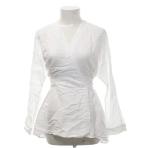 Vit Omlottsblus  - Säljer denna vita omlottsblusen ifrån zara i storleken xs men passar nog även S. Inga defekter! Så gott som ny🤍⭐️