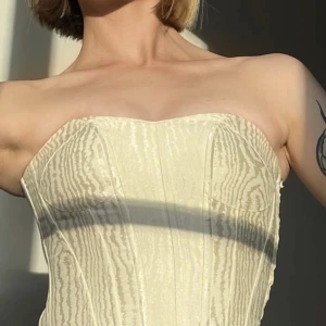 Korsett från other stories - Passar en XS. Förlängt på ena sidan, därav priset. 