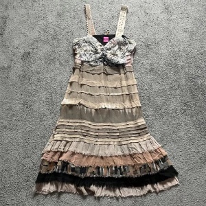 Save the queen klänning - Supernajs klänning från Save the queen, passar tyvärr inte mig så därför säljer jag den, den är lite stor på mig som är S/36💖står storlek L på lappen men tror det är en stor ungdomsstorlek!