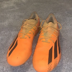 Adidas X Speedportal  - Säljer dom för att dom är för stora. skorna har Använts i ca 3-4 veckor, har använts inprincip bara på konstgräs. Nypris på skorna är 2 699kr.       Skriv för fler frågor.