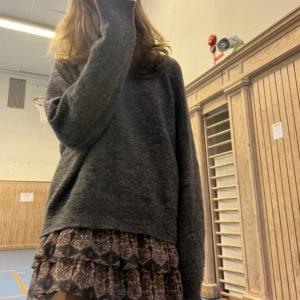 mörkgrön tröja🖤 - säljer denna snygga stickade tröjan! 🖤💚 finns också att köpa i grå på min profil! 🫶🏻 storlek XS men passar S! Supersöt och snygg! Första är lånad🖤 Skriv om intresserad! <3