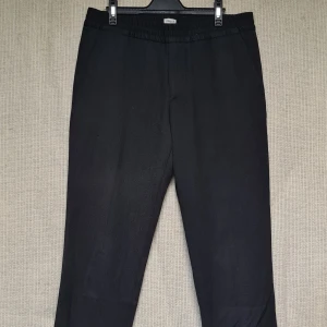 Filippa K byxa strl 52 - Svarta gabardinebtxor från Filippa K (Terry Gabardine) i storlek 52. Använda men i gott skick. Kostade 1800kr nya.