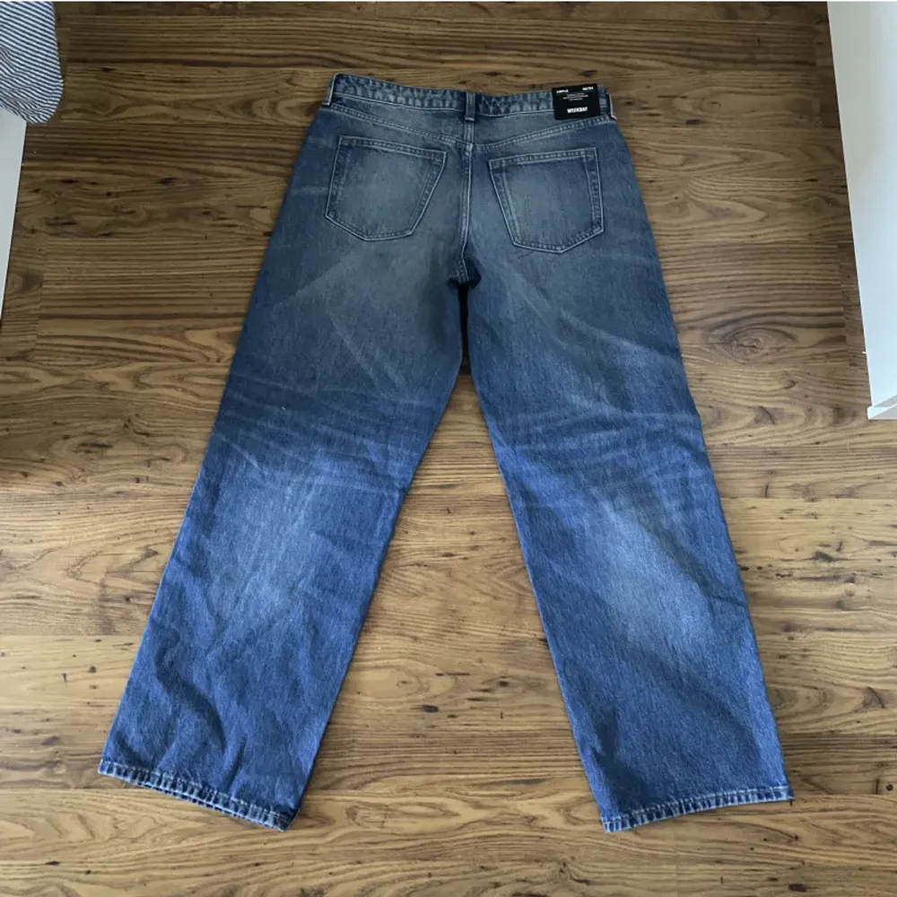 Hej! Jag köpte dessa lågmidjade jeans från weekday men tyvärr är de lite för korta för mig som är 181 cm lång och jag glömde returnera. De har aldrig blivit använda och lappen sitter kvar. Köpare står för frakt och skriv DM för mer info <3. Jeans & Byxor.