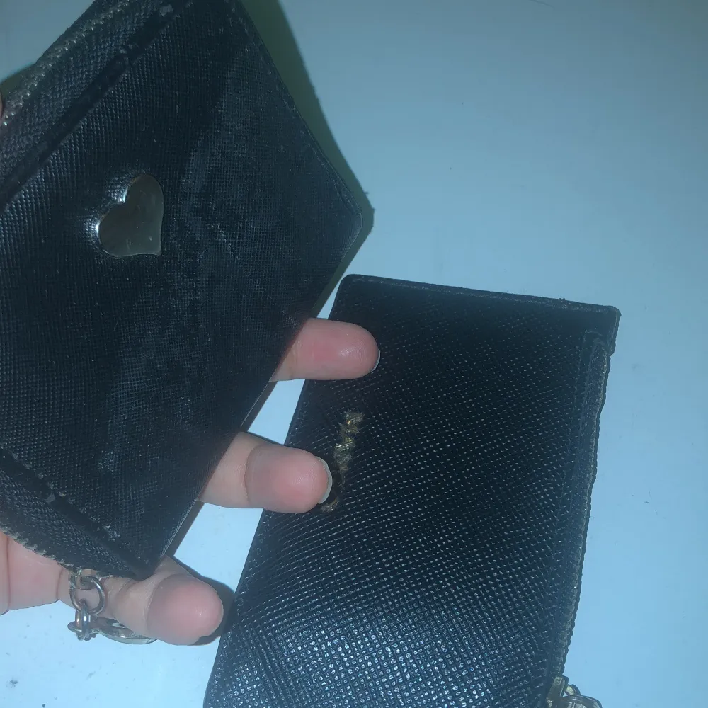 Säljer två plånböcker. En från Mango, andra har ingen märke. Båda för 32 kr . Väskor.