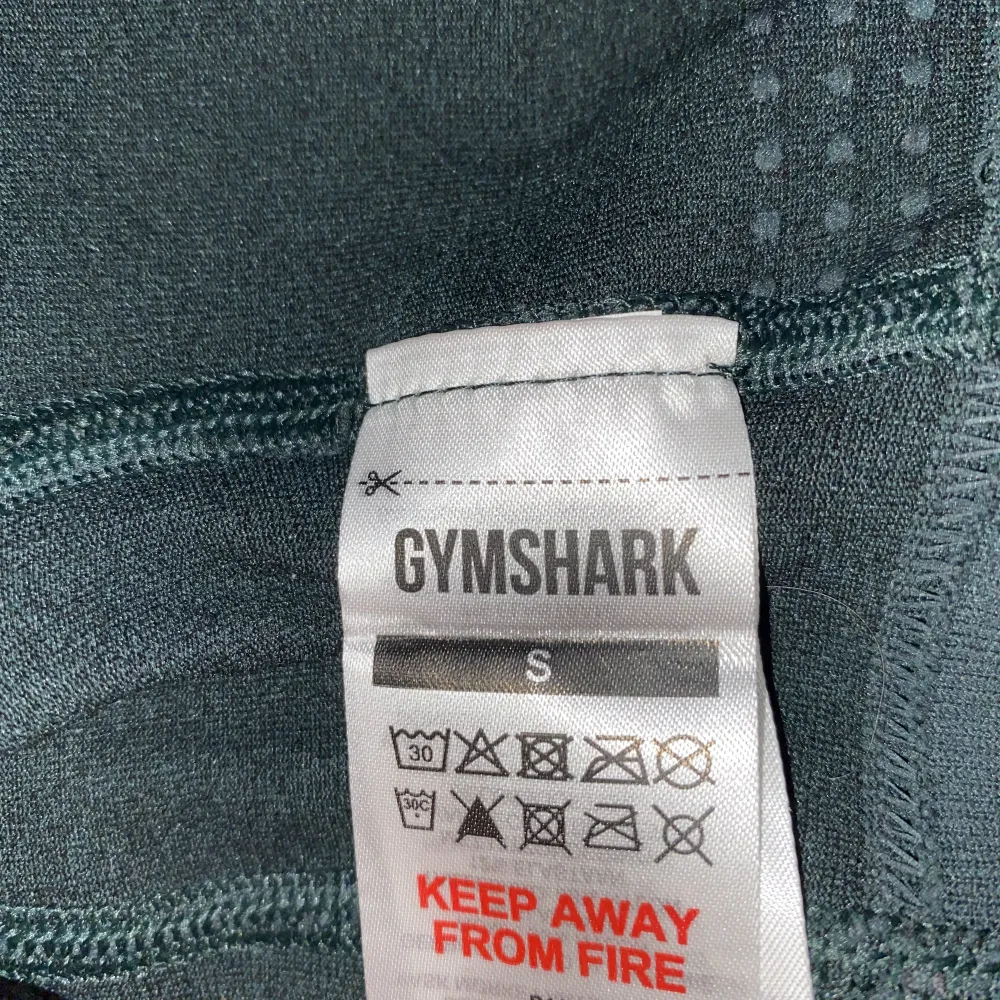 Helt nya gymshark shorts i storlek S och i färgen Woodland Green Marl. Säljer dessa pga de skickade fel storlek. Aldrig använda!. Shorts.