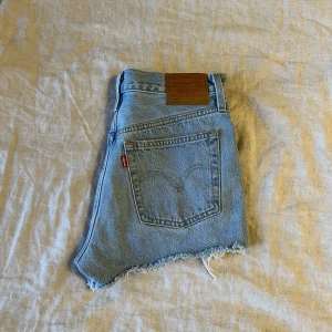 Levis shorts - Levis shorts i nyskick, endast använda en gång, storlek 26