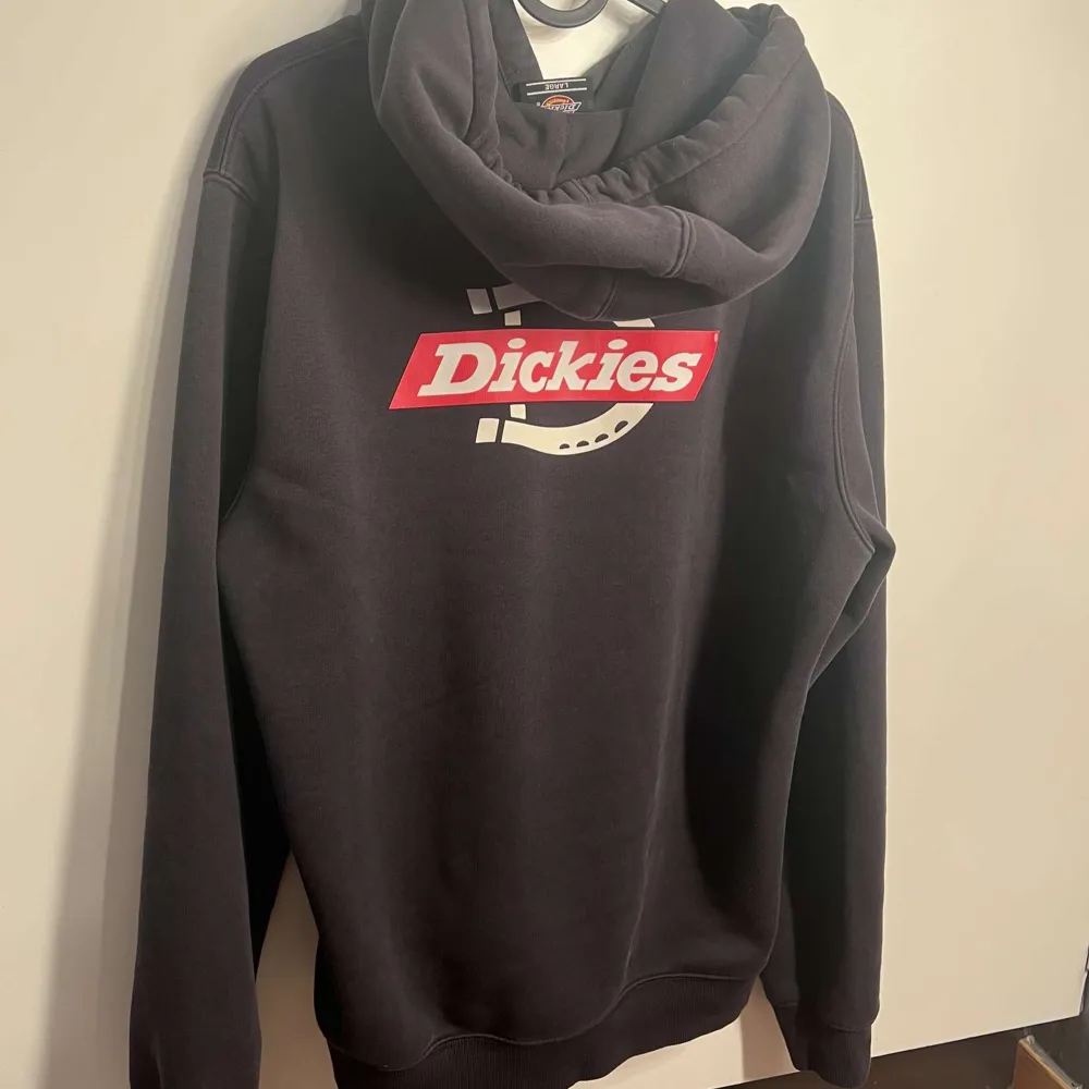 Hej, jag säljer min Dickies hoodie, den är använd fåtal ggr. Är du intresserad av fler bilder är det bara att höra av dig.. Hoodies.