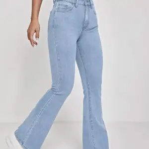 Säljer ett par oanvända jeans från Shein😇 sköna och fina på💎 Dessa är i storlek EU 36 och sanna till storlek🦋