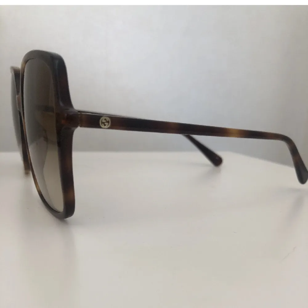 Nästintill oanvända solglasögon från Gucci. För fler bilder skriv. Priset kan diskuteras 💕☺️nu pris ca 1200kr Modell GG0544S 002☺️ kommer med en förvarnings påse och oöppnad putsduk 💕. Accessoarer.