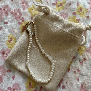 Muli armband - Muli Collection armband, ”freshwater pearl”. Använt någon enstaka gång, fortfarande i nyskick. Mått: 18cm + 3cm. Nypris: 399kr Mitt pris: 250kr