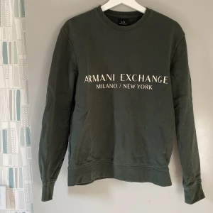 Armani Exchange sweatshirt - Det är en fin sweatshirt i bra skick. Skick 8/10 och i storlek S. Hör av er vid några frågor. Säljer även en passande t-shirt om intresserad.